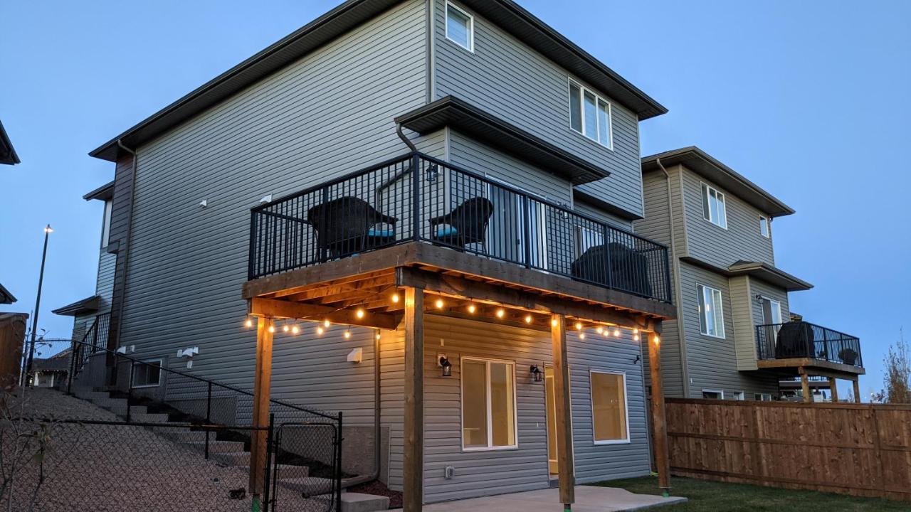 Kid & Pet Friendly Walkout Bsmt 90 Mins To Banff And 30 Mins To Downtown Apartment *