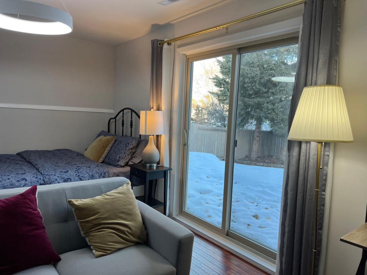 Lily Near Golf And Banff Costco Newly Renovated Queen Size Bed Single Bathroom Sofa Tv Guest house *