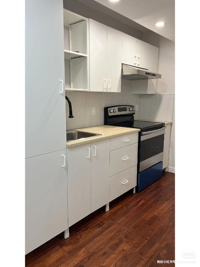 Guest house Lily Near Golf And Banff Costco Newly Renovated Queen Size Bed Single Bathroom Sofa Tv