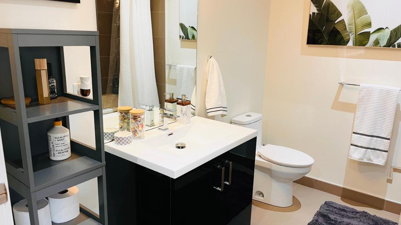 Luxury Downtown Sunset Getaway: Urban Oasis With Kitchen & Gym Apartment