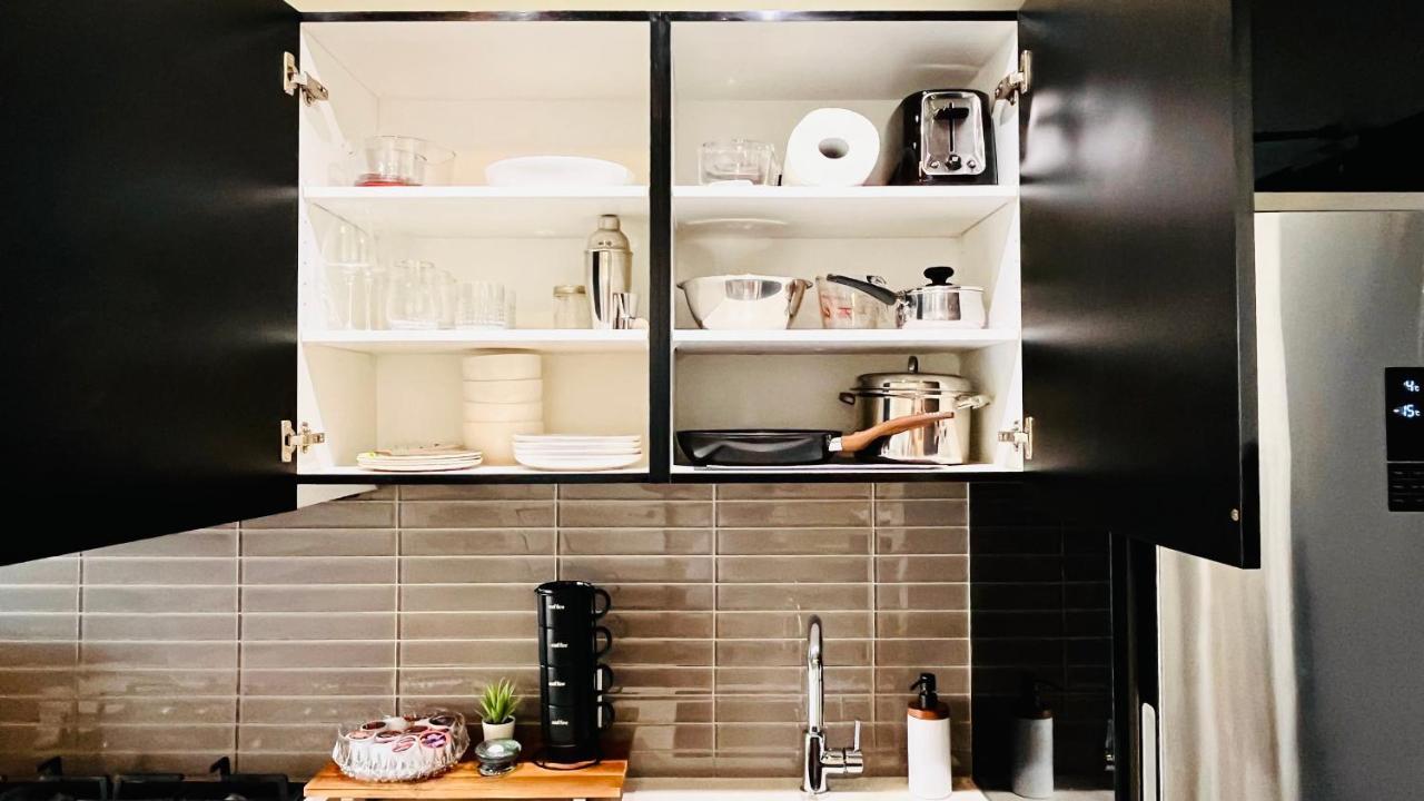Luxury Downtown Sunset Getaway: Urban Oasis With Kitchen & Gym Apartment