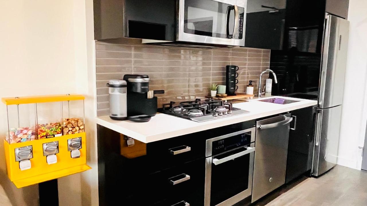 Luxury Downtown Sunset Getaway: Urban Oasis With Kitchen & Gym Apartment Calgary