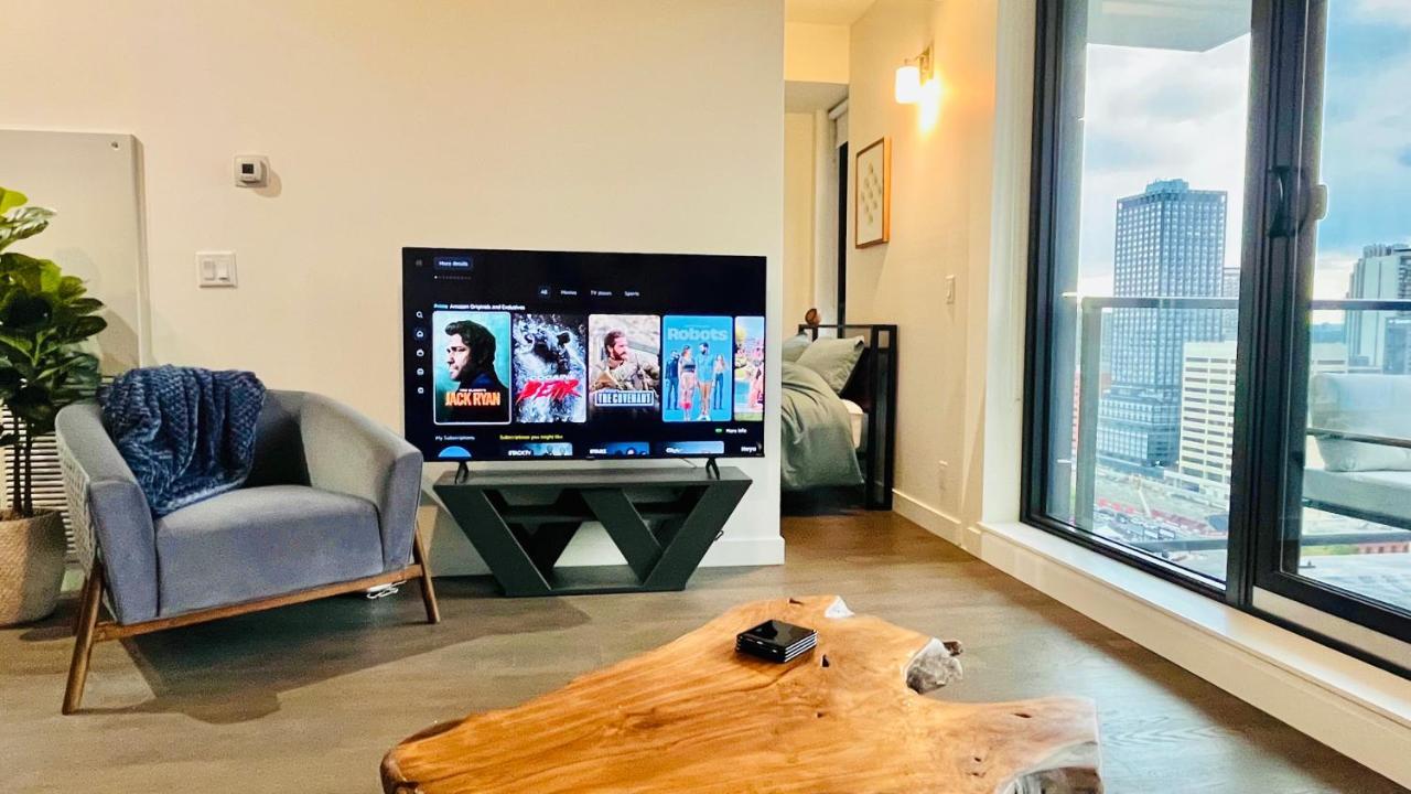Luxury Downtown Sunset Getaway: Urban Oasis With Kitchen & Gym Apartment *