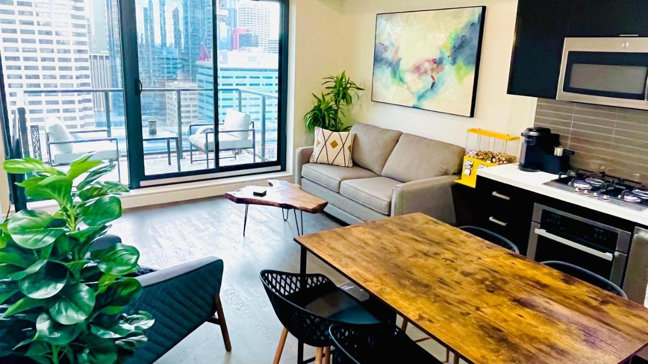 Apartment Luxury Downtown Sunset Getaway: Urban Oasis With Kitchen & Gym