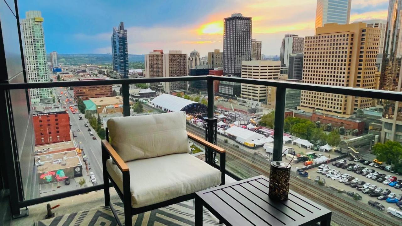 Luxury Downtown Sunset Getaway: Urban Oasis With Kitchen & Gym