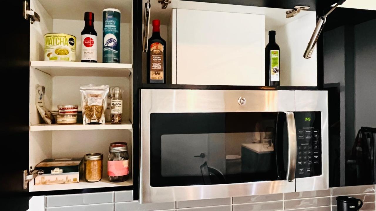 Apartment Luxury Downtown Sunset Getaway: Urban Oasis With Kitchen & Gym *