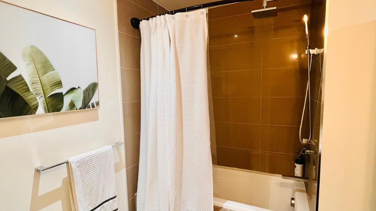 Luxury Downtown Sunset Getaway: Urban Oasis With Kitchen & Gym *