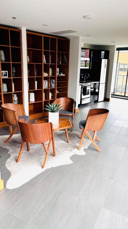 Luxury Downtown Sunset Getaway: Urban Oasis With Kitchen & Gym