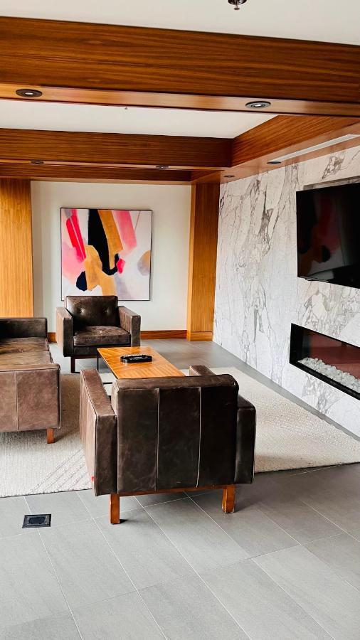 Apartment Luxury Downtown Sunset Getaway: Urban Oasis With Kitchen & Gym
