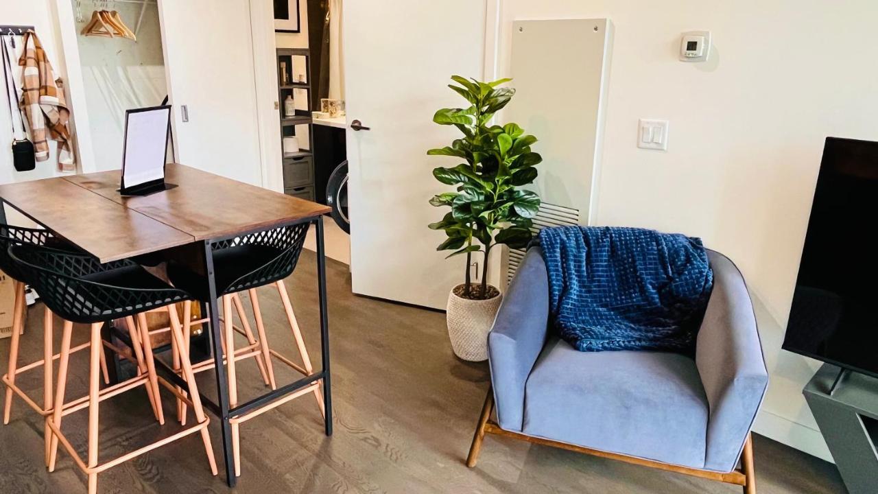 Luxury Downtown Sunset Getaway: Urban Oasis With Kitchen & Gym Apartment