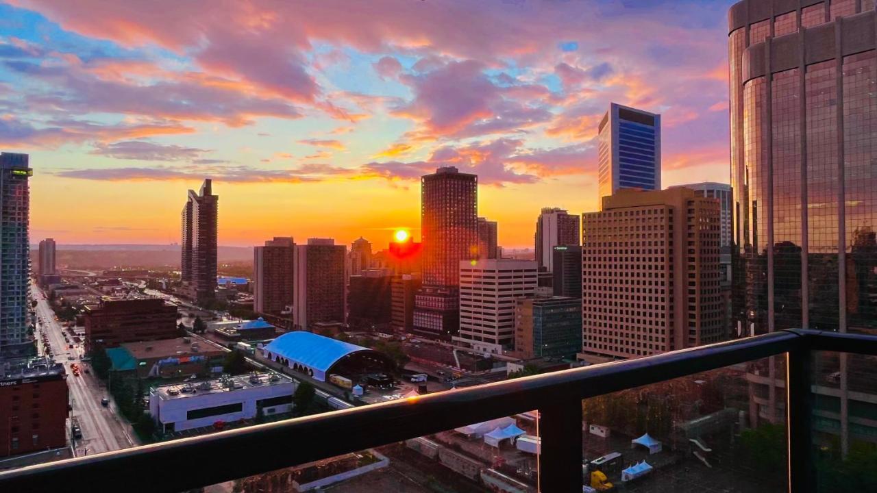Luxury Downtown Sunset Getaway: Urban Oasis With Kitchen & Gym