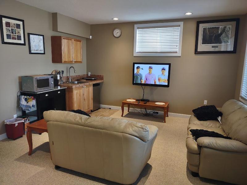 Apartment Spacious One Bedroom Walkout Basement *