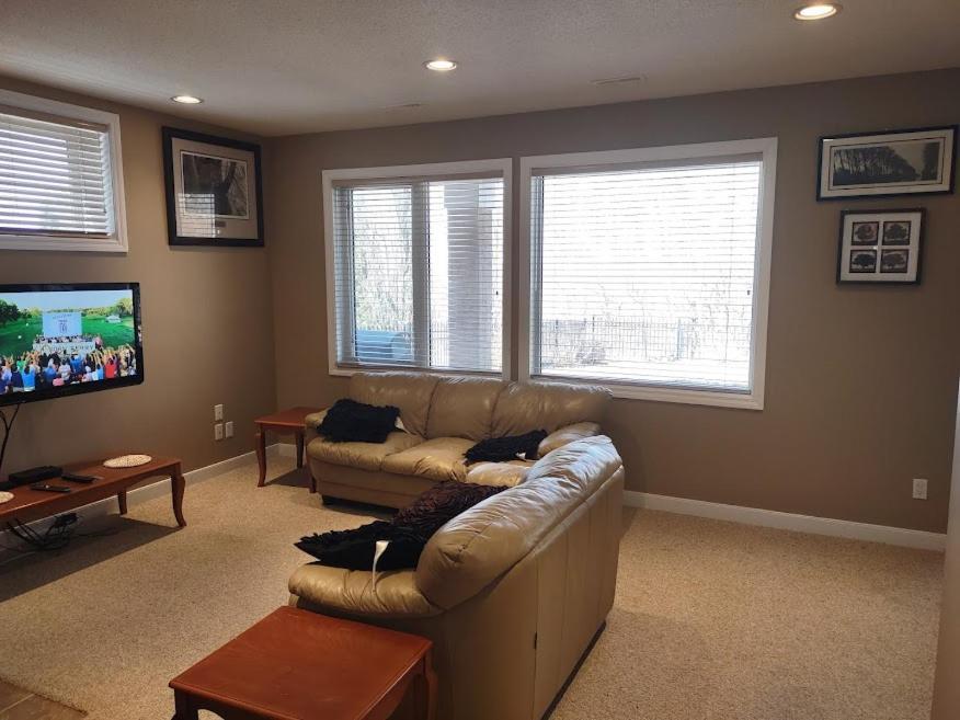 Apartment Spacious One Bedroom Walkout Basement *