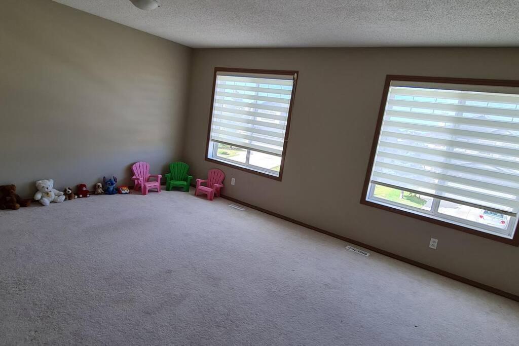 Spacious Comfortable Air-conditioned. Near Airport! *