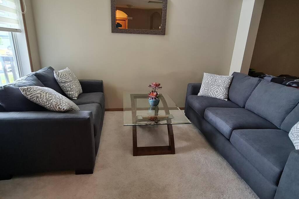 Holiday home Spacious Comfortable Air-conditioned. Near Airport! Calgary