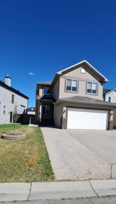 Spacious Comfortable Air-conditioned. Near Airport! Holiday home Calgary