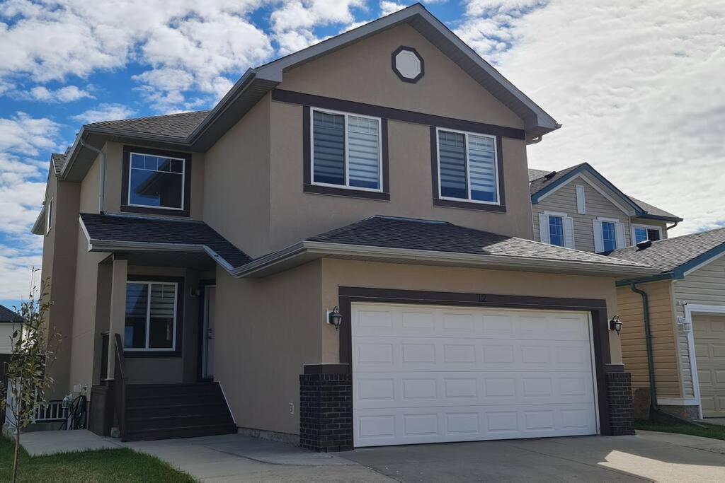 Holiday home Spacious Comfortable Air-conditioned. Near Airport! *