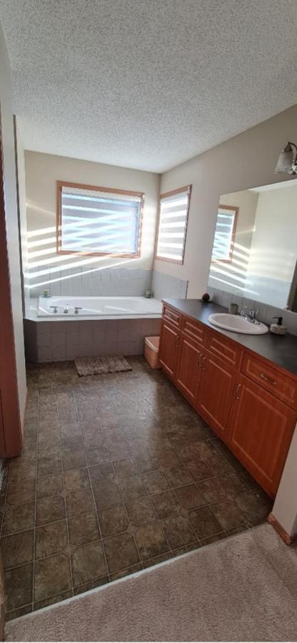 Spacious Comfortable Air-conditioned. Near Airport! Holiday home *