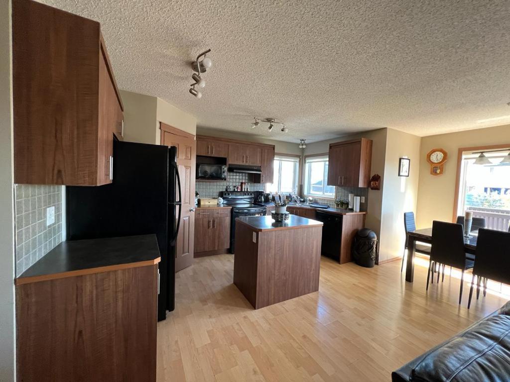 Spacious Comfortable Air-conditioned. Near Airport!