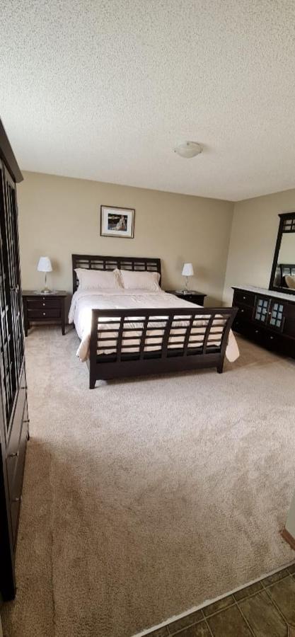Spacious Comfortable Air-conditioned. Near Airport! *