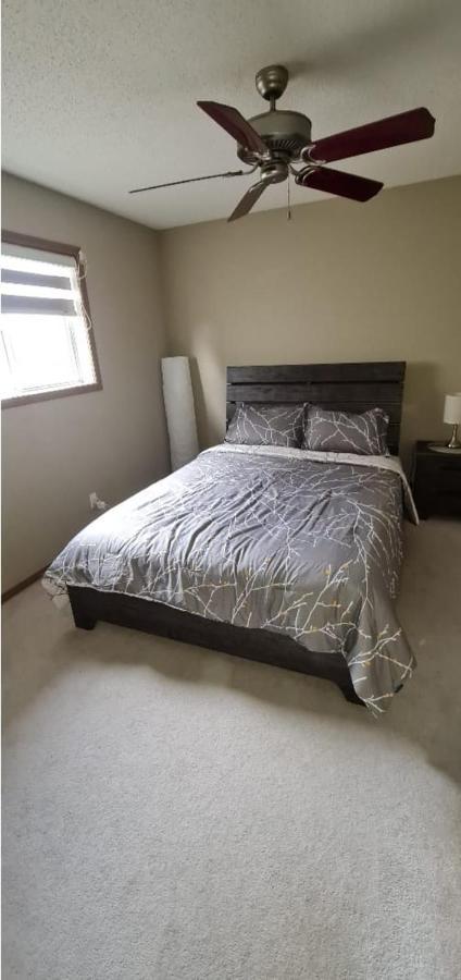 Holiday home Spacious Comfortable Air-conditioned. Near Airport! Calgary