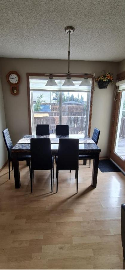 Spacious Comfortable Air-conditioned. Near Airport! Calgary