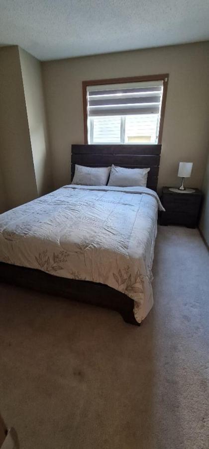 Spacious Comfortable Air-conditioned. Near Airport! * Calgary