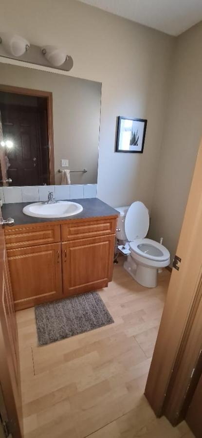 Spacious Comfortable Air-conditioned. Near Airport! Calgary