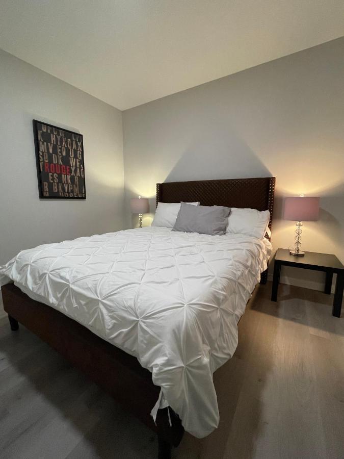 Guest house Private Cozy Secondary Suite, 2 Bedrooms, Separate Entrance *