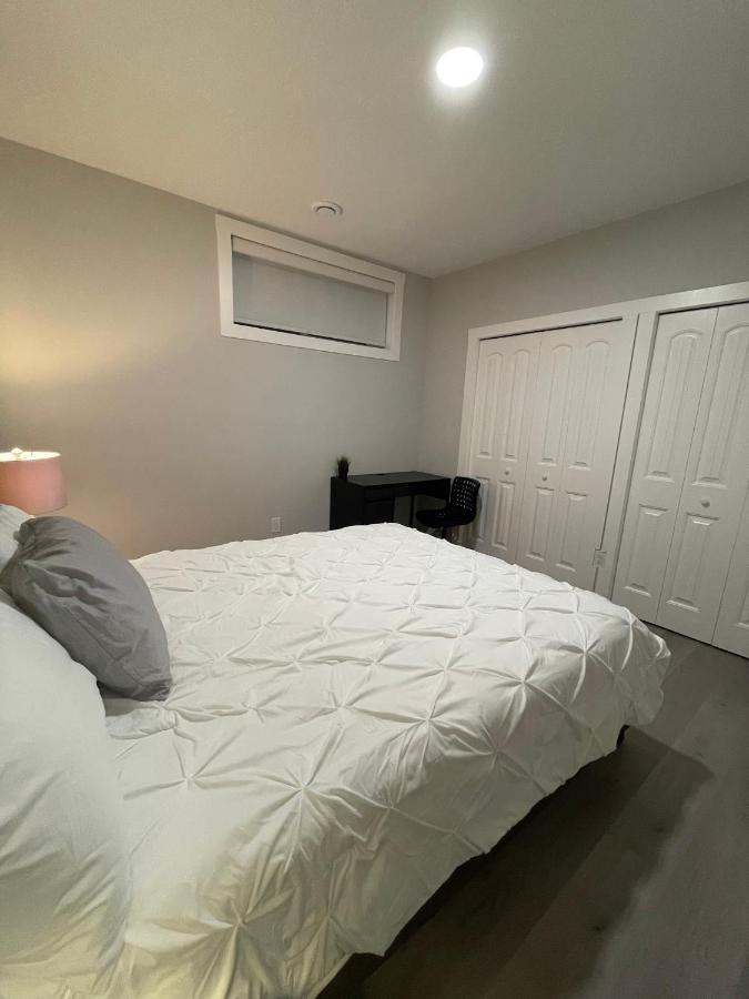 Private Cozy Secondary Suite, 2 Bedrooms, Separate Entrance Guest house *