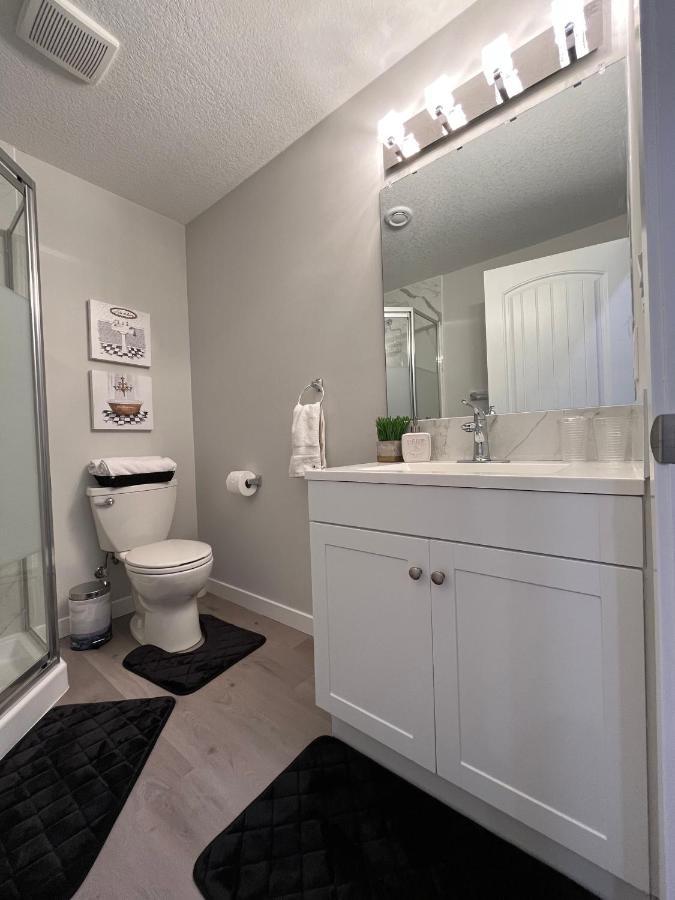 Private Cozy Secondary Suite, 2 Bedrooms, Separate Entrance *