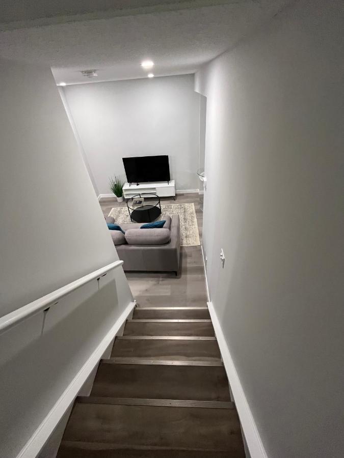 Guest house Private Cozy Secondary Suite, 2 Bedrooms, Separate Entrance Calgary