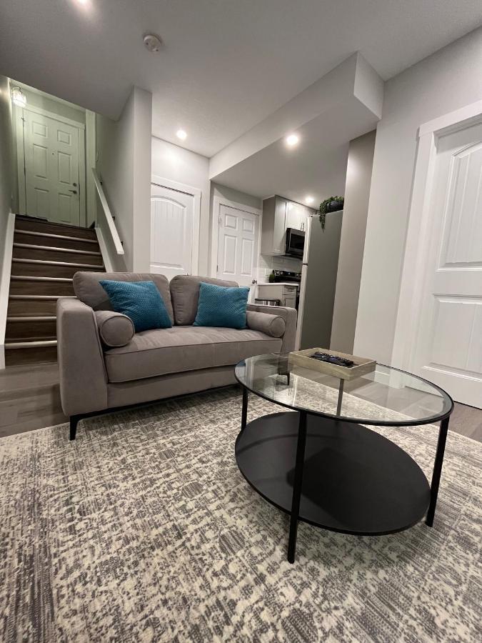 Private Cozy Secondary Suite, 2 Bedrooms, Separate Entrance Guest house Calgary