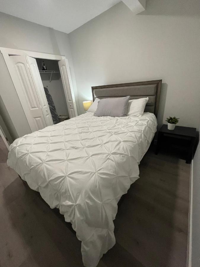 Private Cozy Secondary Suite, 2 Bedrooms, Separate Entrance *
