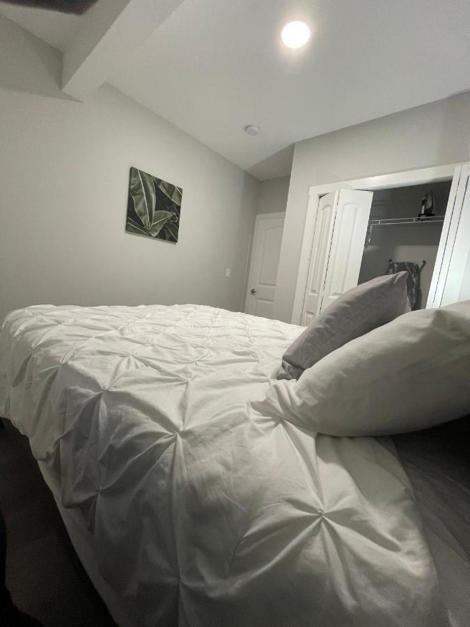 Private Cozy Secondary Suite, 2 Bedrooms, Separate Entrance Guest house *