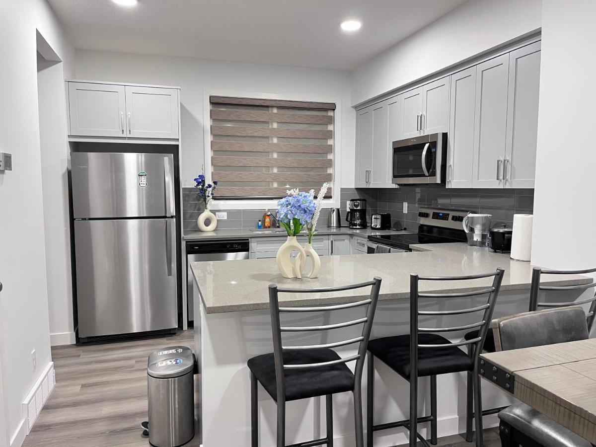 Private Entire Townhouse Retreat Close To Calgary
