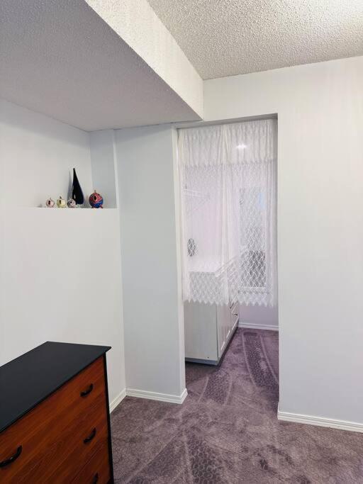 2 Bedrooms Private Basement Close To Winsport & Downtown Apartment *