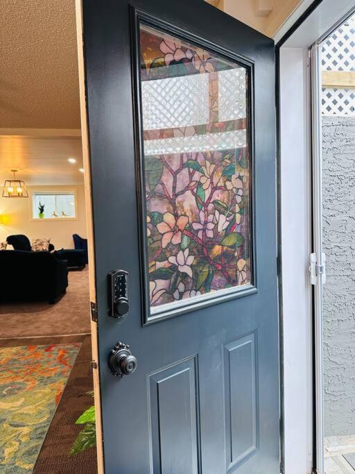 Apartment 2 Bedrooms Private Basement Close To Winsport & Downtown