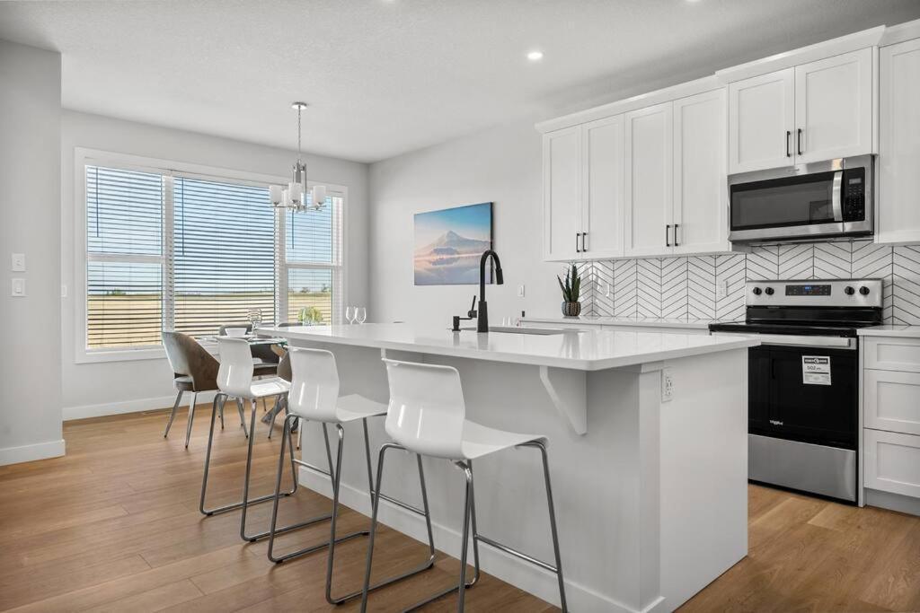 Bright & Spacious 3 Beds Luxury In Se Holiday home Calgary