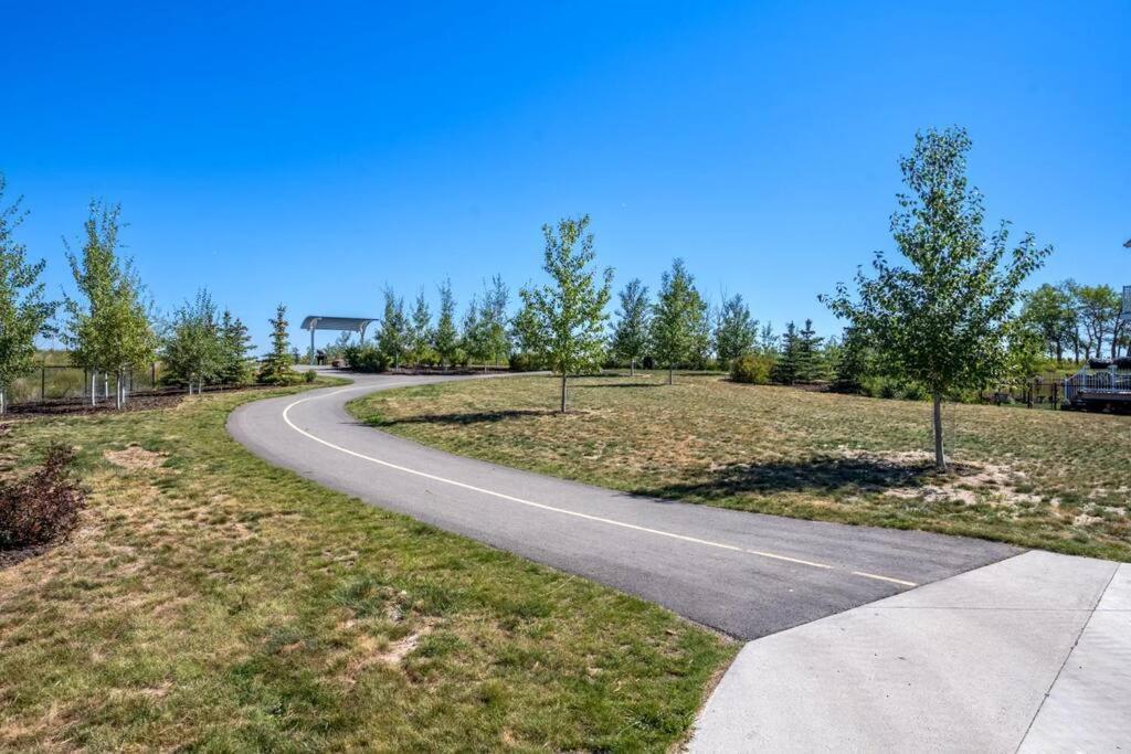Bright & Spacious 3 Beds Luxury In Se Holiday home Calgary