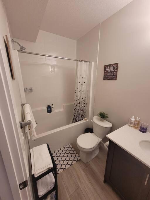 Cozy Brand New 2 Bedroom In * Calgary