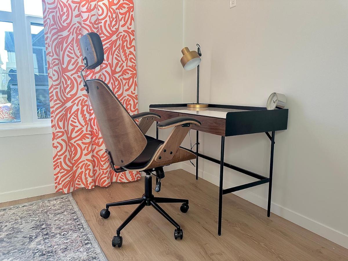 Spacious Modern With King Bed & Office * Calgary