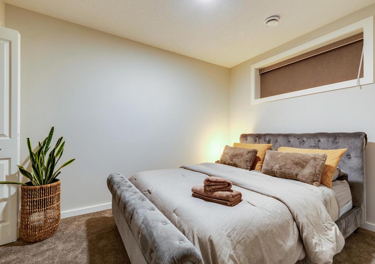 Neutral Living/6beds/4bedrooms+1bunos/with Basement And Fireplace/free Parking On Premises *