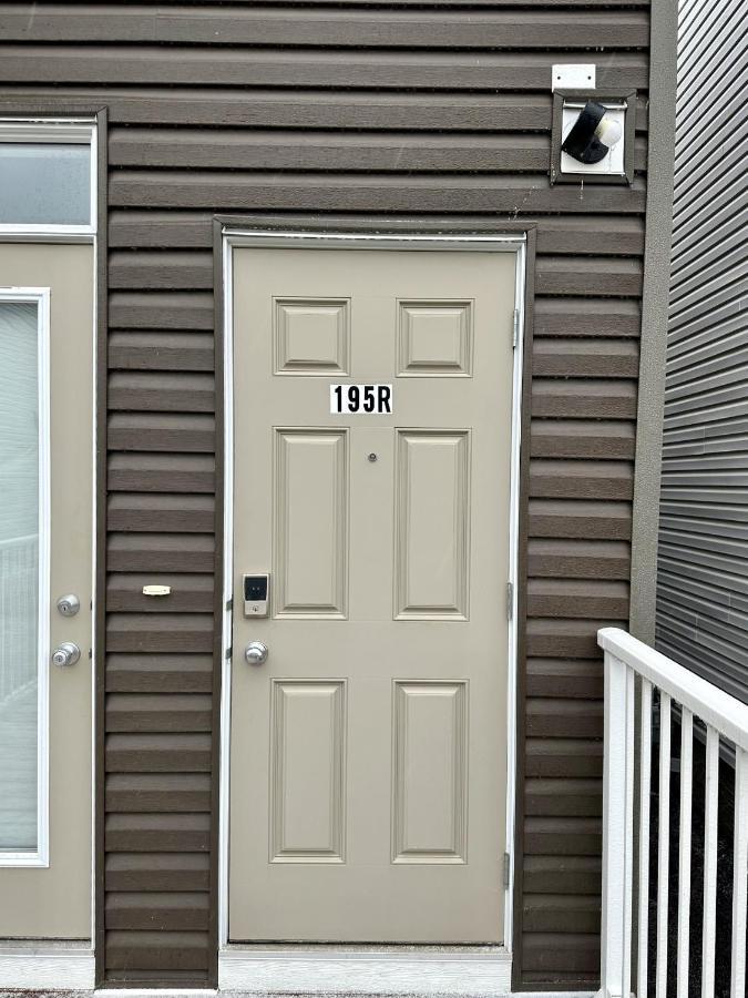Spacious Modern With Full Entertainment Calgary