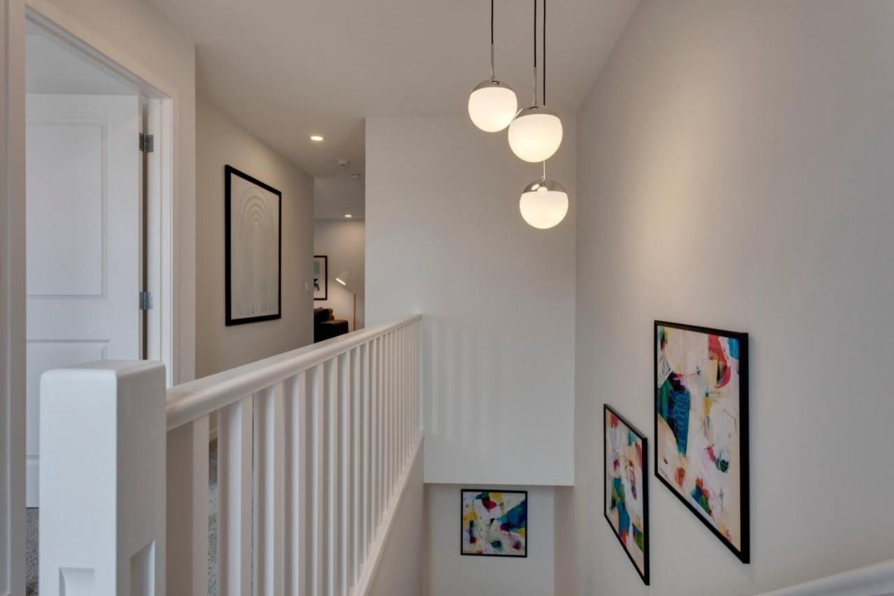 Spacious Modern With King Bed & Office Holiday home Calgary