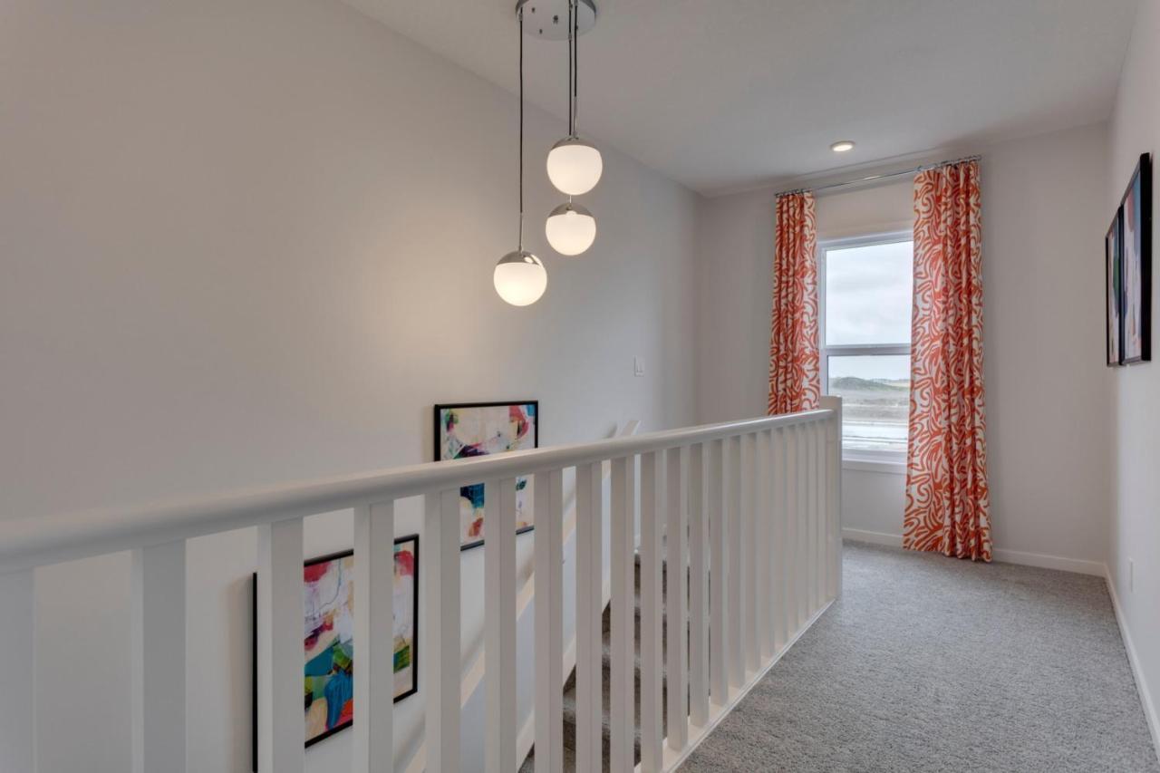 Spacious Modern With King Bed & Office * Calgary
