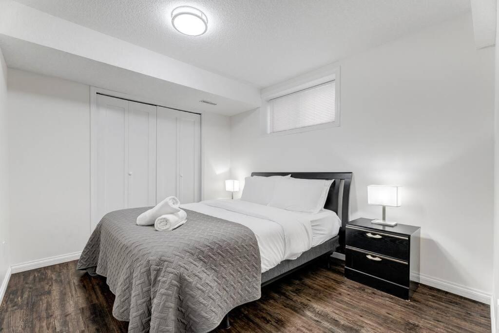 Coral Springs Lakefront Retreat Holiday home Calgary