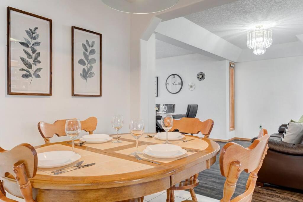Coral Springs Lakefront Retreat * Calgary