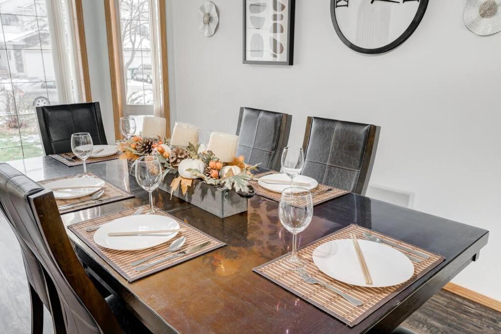 Coral Springs Lakefront Retreat * Calgary