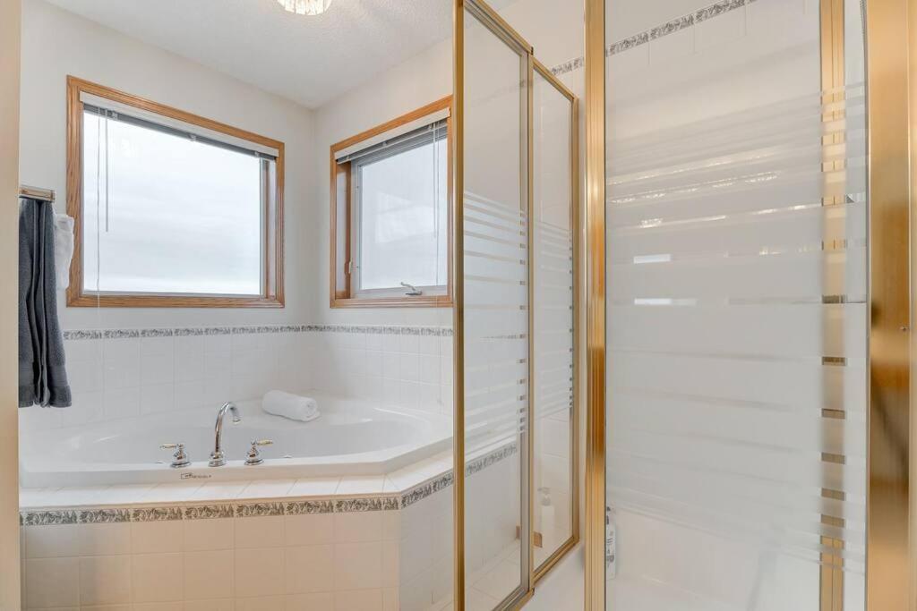 Coral Springs Lakefront Retreat Holiday home *